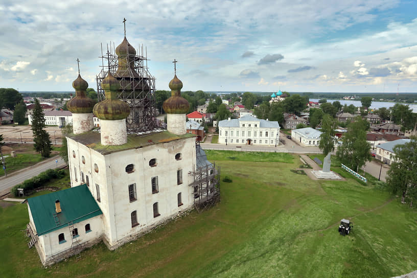 Каргополь. Вид с колокольни на Предтеченскую церковь и Соборную площадь