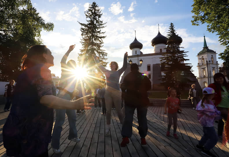 Каргопольцы на танцплощадке в центре города