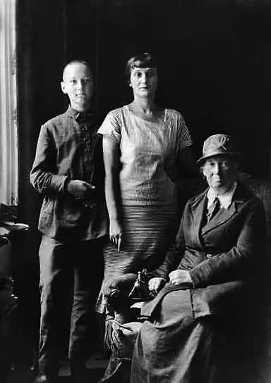 Октябрь 1925 года. Лев с матерью Анной Ахматовой и бабушкой А. И. Гумилевой