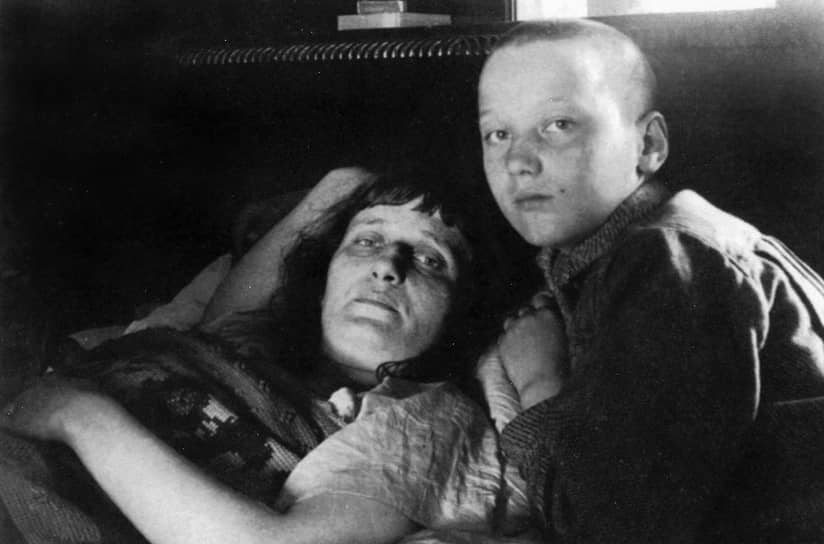 Ноябрь 1926 года. Лев Гумилев и Анна Ахматова
