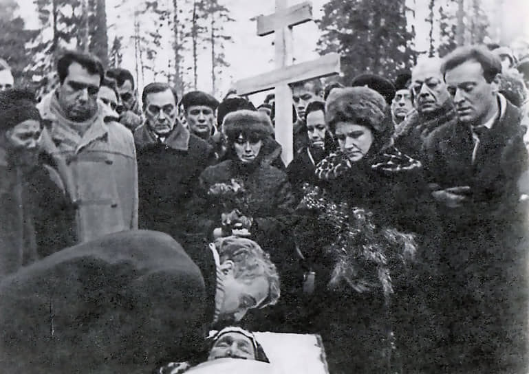10 марта 1966 года. Прощание с Анной Ахматовой на кладбище в Комарово. В центре: Лев Гумилев, слева: Евгений Рейн и Арсений Тарковский, справа: Иосиф Бродский