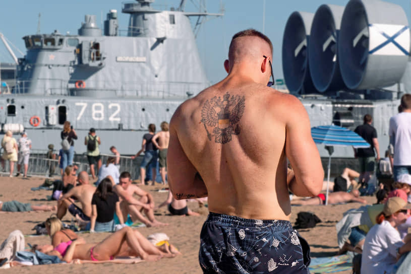 Загорающие на пляже парка 300-летия Санкт-Петербурга на фоне десантного корабля на воздушной подушке «Мордовия»
