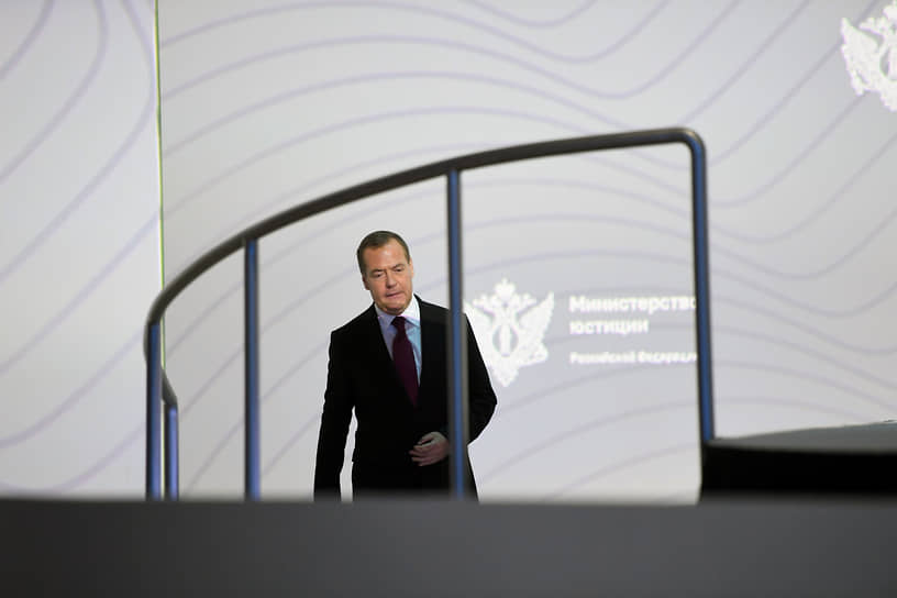 Заместитель председателя Совета безопасности России Дмитрий Медведев перед заседанием «Право — основа глобального равновесия» на XII Петербургском международном юридическом форуме