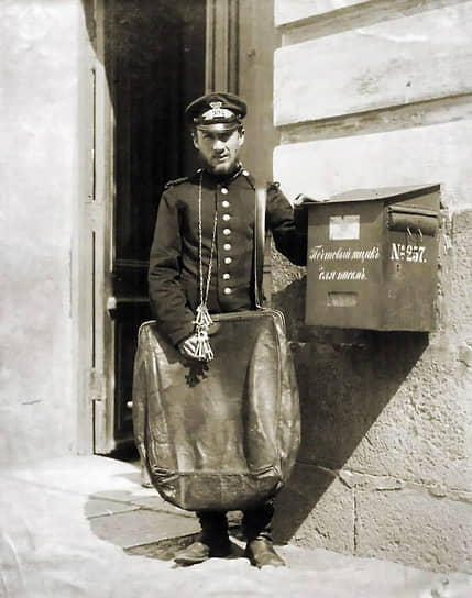 1880-е годы. Петербургский почтальон с сумкой и ключами у почтового ящика