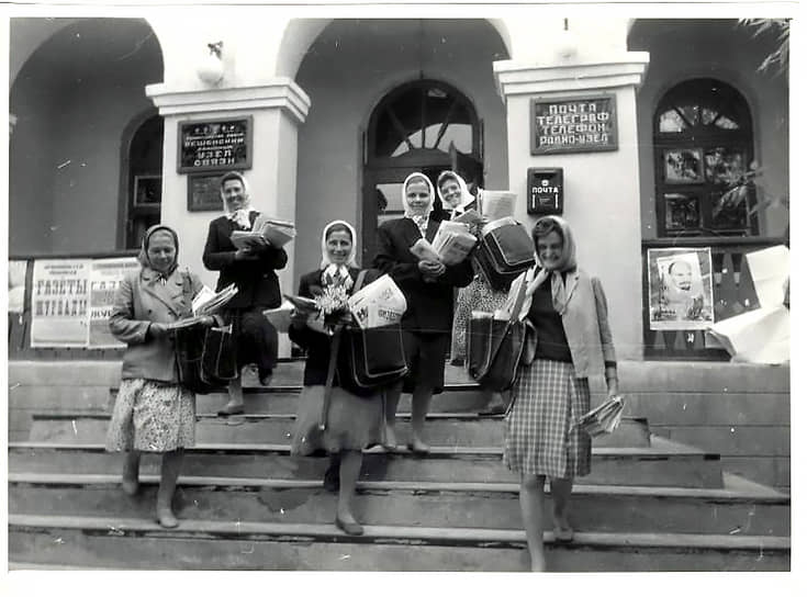 1965 год. СССР, Ростовская область, станица Вешенская. Почтальоны на выходе из почтового отделения