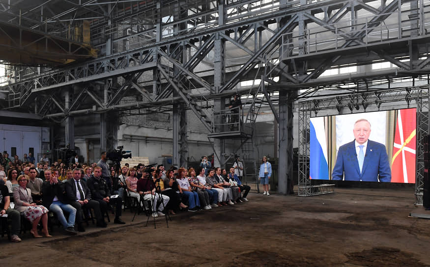Рабочие завода перед выступлением Губернаторского симфонического оркестра Санкт-Петербурга
