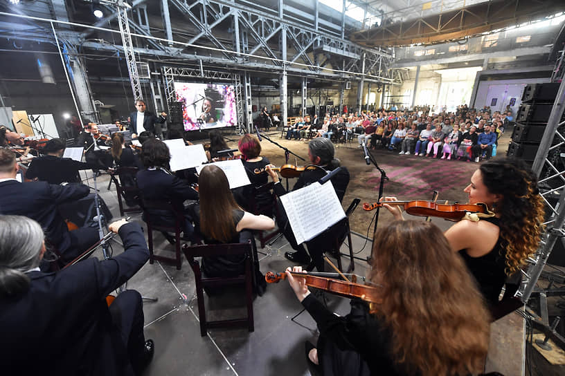 Выступление Губернаторского симфонического оркестра Санкт-Петербурга в цехе № 46