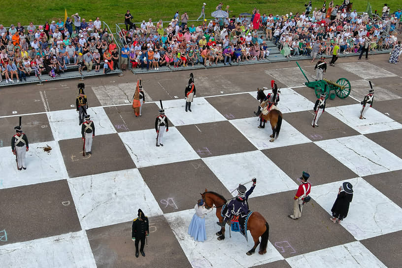 Участники турнира «Живые шахматы» в музее-заповеднике «Бородинское поле» в 2022 году

