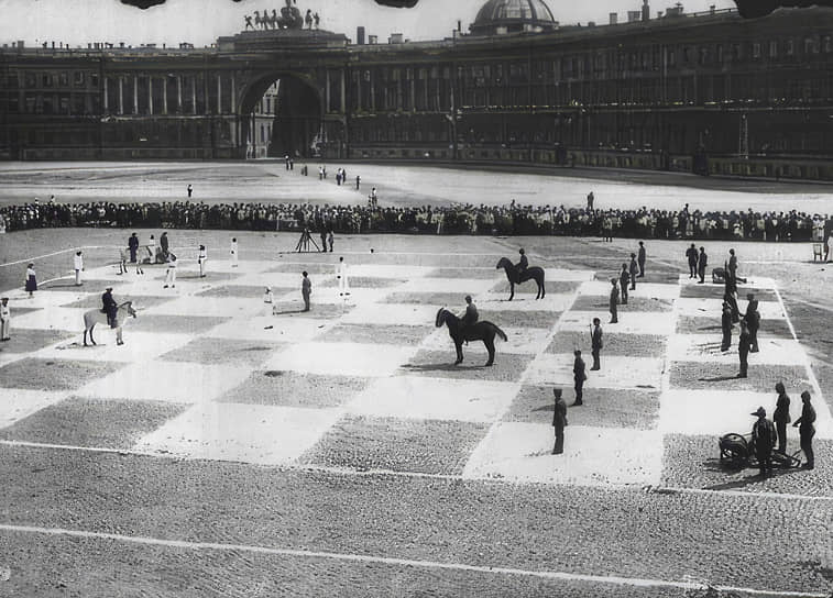 Сеанс игры в «живые» шахматы на площади Урицкого 20 июля 1924 года
