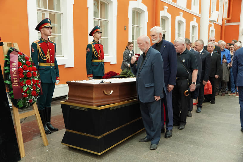 Участники во время церемонии прощания