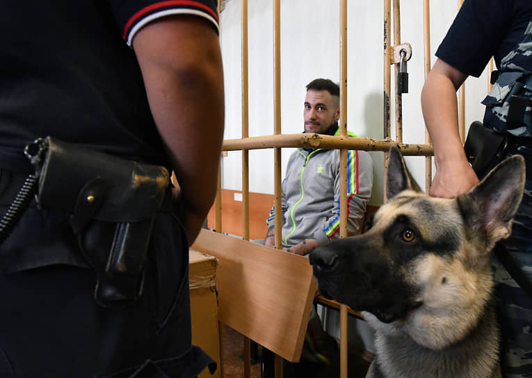 Гражданин Германии, обвиняемый в контрабанде наркотиков Патрик Шебель (в центре) во время заседания Московского районного суда