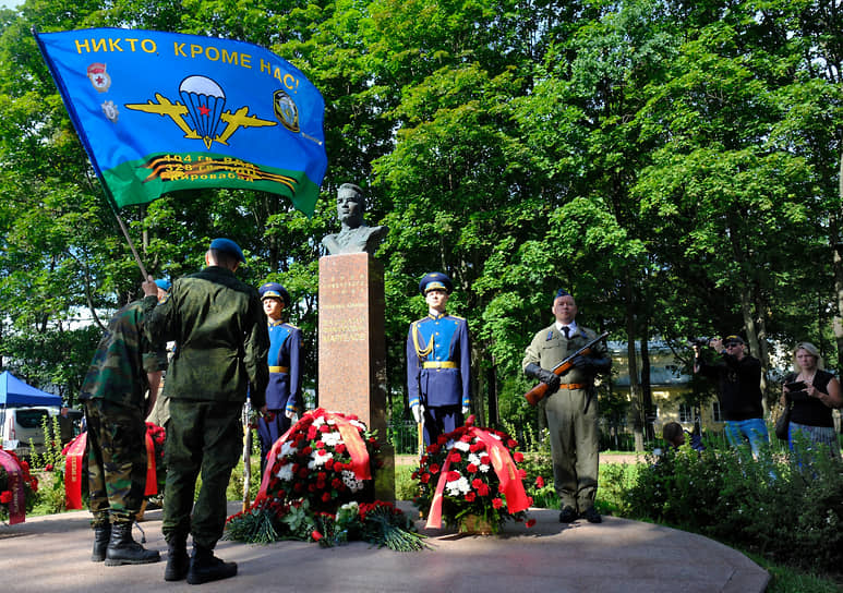 Возложение цветов к памятнику Героя Советского Союза, генерала армии Василия Маргелова