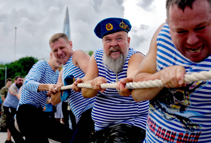 Ветераны ВДВ России во время соревнований по перетягиванию каната