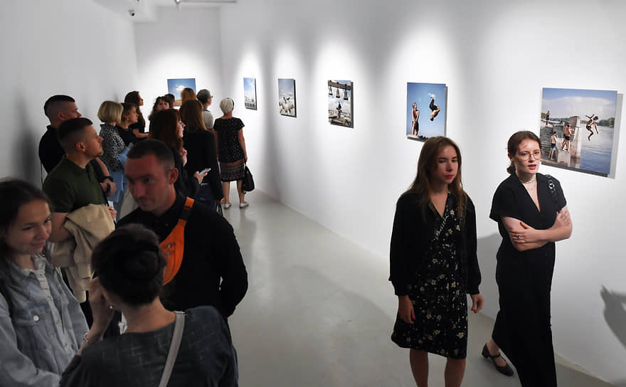 Куратор выставки Владислав Ефимов о представленных фотографиях: «Ценность художественного проекта Дмитрия Маркова определяется не только умением строить кадр, выбирать натуру и подавать ее в категориях “решающего момента”. Проект Маркова фотографически концептуален и одновременно не укладывается в обычную для такой практики установку на полное подтверждение наблюдением заранее сделанных выводов»
