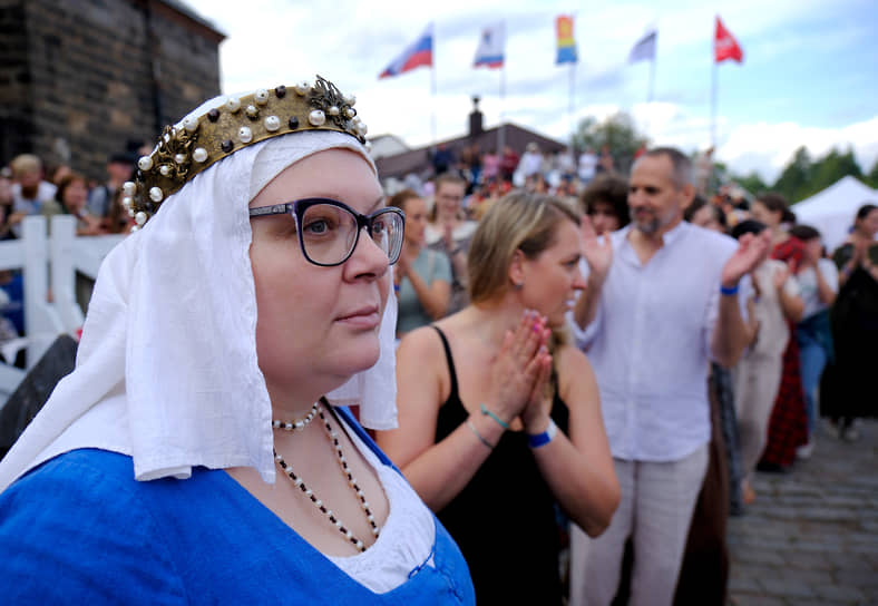 Участники и зрители рыцарского турнира