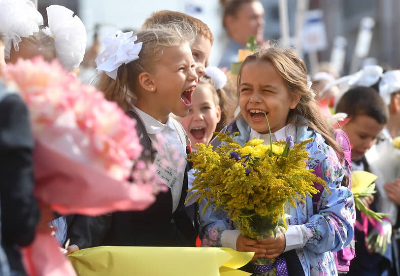 Первоклассники на линейке  в школе № 717 Невского района