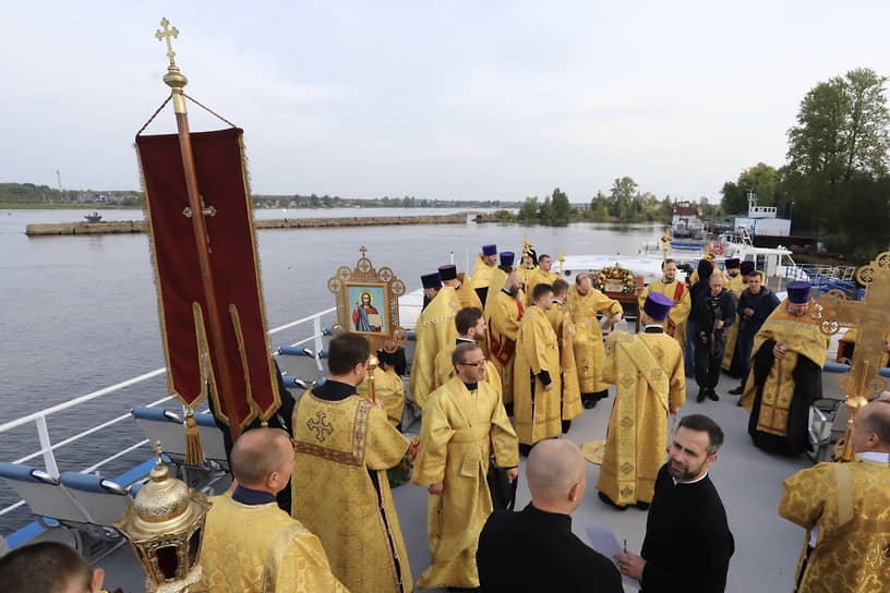 Икону с частицей мощей князя вновь погрузили на катамаран и на скорости 60 км/ч вернули в Петербург через час