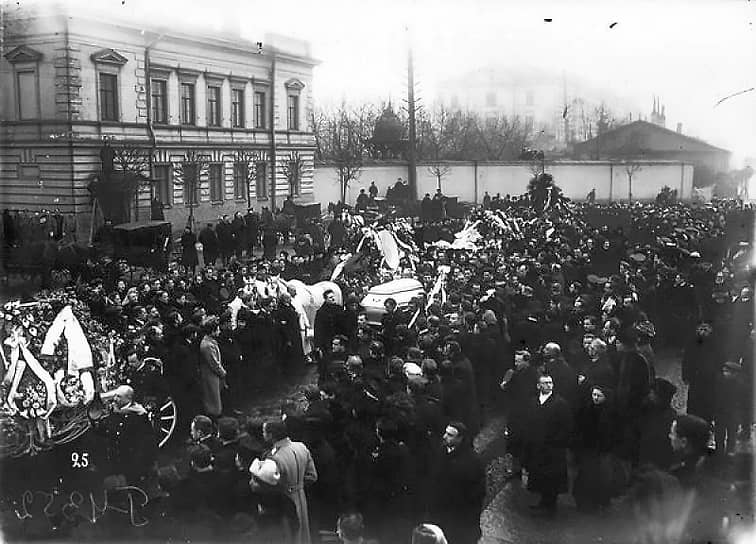 1 марта 1910 года. Друзья и родные выносят гроб с телом Веры Комиссаржевской