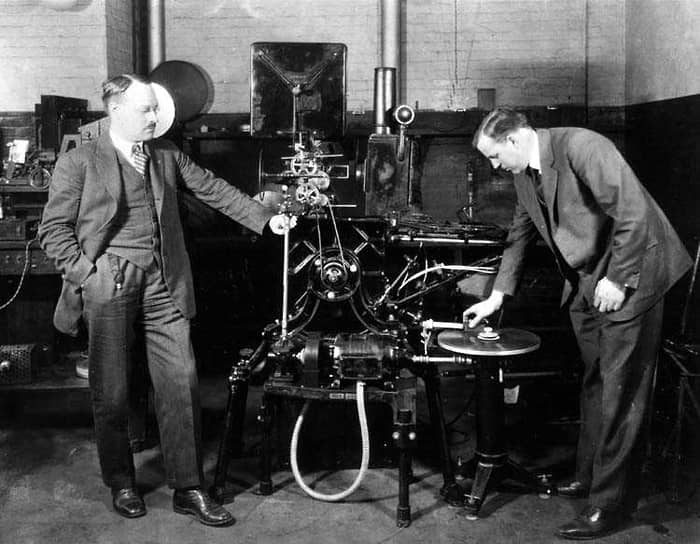 1926 год. Звуковая система Vitaphone американской компании Western Electric, используемая для показа фильма и воспроизведения сопровождающих его звуков