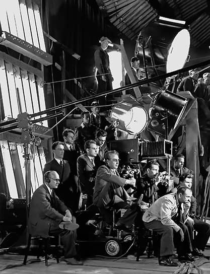 Павильонные съемки фильма «Волга-Волга» (1938). В центре съемочной группы — режиссер Григорий Александров. 1937 год