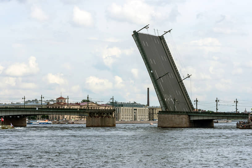 Разведенный Литейный мост в Санкт-Петербурге