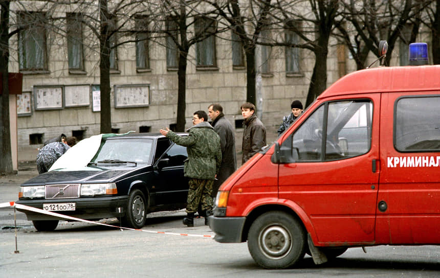 В результате взрыва автомобиля Volvo погиб депутат Законодательного собрания Виктор Новоселов. Убийство произошло на Московском проспекте, 198, около девяти утра 20 октября 1999 года