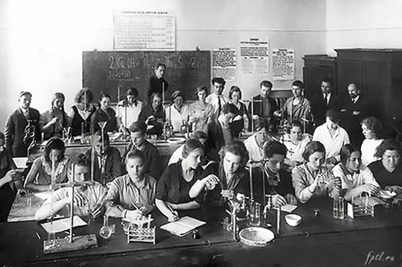 1920-е годы. Студенты Петроградского химико-фармацевтического института во время занятий