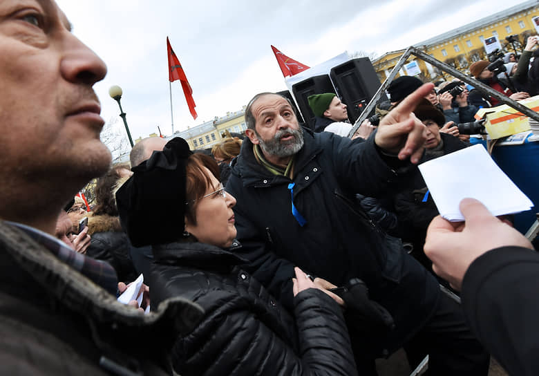 В марте 2017-го на Марсовом поле петербургская оппозиция второй раз с начала года провела крупную акцию «В защиту Петербурга». Собравшиеся выступали против передачи Исаакиевского собора РПЦ, критиковали Смольный и выступали за отставку Георгия Полтавченко. Один из участников митинга пришел с плакатом, на котором был изображен председатель парламента Вячеслав Макаров в образе Мефистофеля с подписью «Демон ЗакСа». Реакция спикера последовала незамедлительная: он инициировал служебную проверку участвовавших в протестной акции помощников депутатов Максима Резника, Бориса Вишневского (оба признаны иноагентами) и Оксаны Дмитриевой (на фото в центре)
