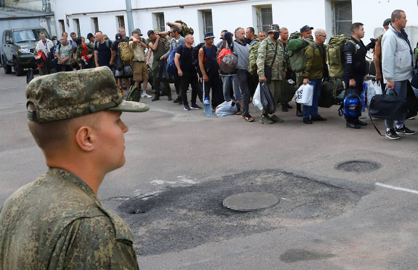 Отправка добровольцев, поступивших на военную службу по контракту, к местам несения службы
