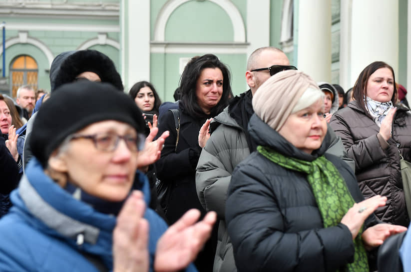 Поклонники Владимира Шклярова возле Мариинского театра после церемонии прощания