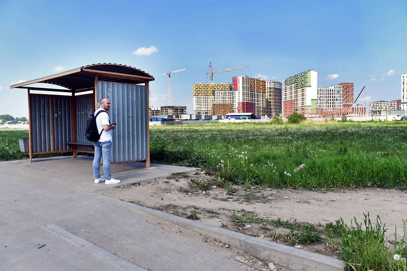 Ленинградская область. Остановка общественного транспорта в деревне Новосаратовка