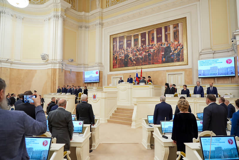 К 30-летию парламента в Законодательное собрание добавили немного имперскости: в Большом зале Мариинского дворца, на стене над трибуной парламента, повесили копию картины Ильи Репина «Торжественное заседание Государственного совета 7 мая 1901 года». Оригинал висел на этом же месте во времена Российской империи, о которой в последние годы в современной России вспоминают все чаще. В прошлый раз картину разместили в Мариинском дворце в 1904 году и сняли спустя 13 лет, после революции в 1917-м. (Галерею подготовили Александр Коряков, Надежда Ярмула)