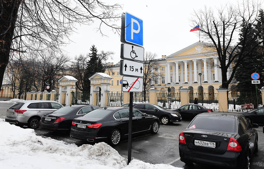 Авторы комплексной схемы платных парковок считают, что расширение зоны необходимо для сохранения стабильной транспортной ситуации на дорогах Петербурга, которой властям города удалось достичь за последние два года