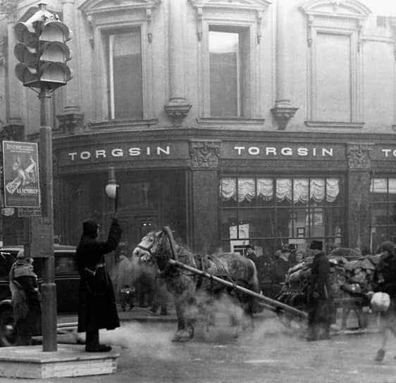1930-е годы. Первый светофор на пересечении улиц Петровки и Кузнецкого Моста в Москве 