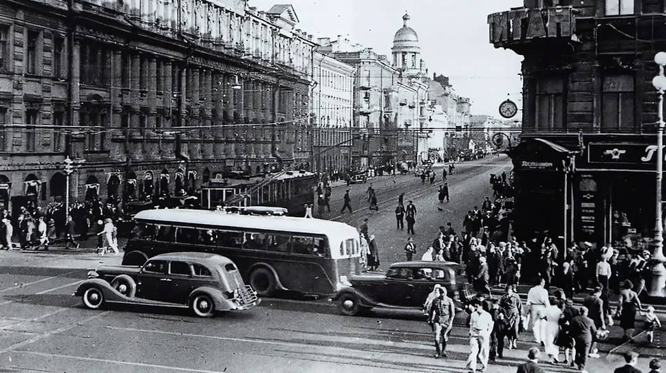 1930-е годы. Пересечение проспектов 25 октября (Невский) и Нахимсона (Владимирский)  