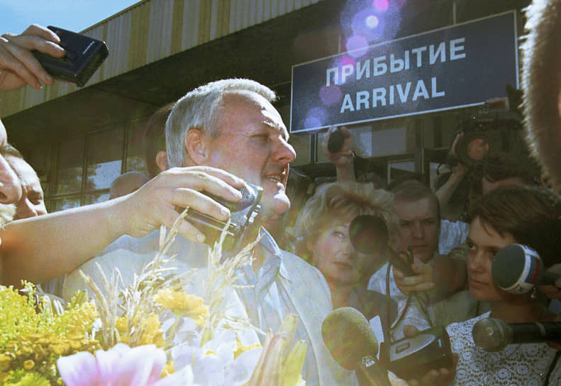 Проживая в Париже, Анатолий Собчак читал лекции в Сорбонне, писал статьи и книги. Поездки в Россию экс-мэр считал небезопасными: «Моим противникам выгодно, чтобы меня не стало. Знаете, по сталинскому принципу: нет человека — нет проблемы. Я решу вопрос о возвращении на родину, когда буду спокоен за собственную жизнь и безопасность». После отъезда из Петербурга Собчак столкнулся с травлей в СМИ. Однако уверял, что будущее связывает с Россией и намеревается вернуться к профессиональной и политической деятельности. В 1999 году Генпрокуратура очередной раз заявила, что Собчаку скоро предъявят обвинения. В июле экс-мэр вернулся в Россию, а в ноябре прокуратура заявила, что никаких обвинений не предъявлялось и вопросов к нему больше нет
