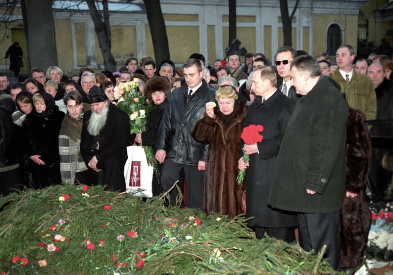 Анатолий Собчак умер в ночь с 19 на 20 февраля в номере гостиницы «Русь» в Светлогорске (Калининградская область). Врачи констатировали остановку сердца. После сообщений в прессе, что смерть политика была неслучайной, прокуратура возбудила уголовное дело по статье об умышленном убийстве. Расследование показало, что Анатолий Собчак умер естественной смертью. «Оснований утверждать, что Собчак был убит, нет»,— отчитался прокурор Калининградской области. В 2012 году в интервью «Новой газете» Людмила Нарусова намекнула, что смерть ее супруга была неестественной, но вдаваться в подробности не стала
