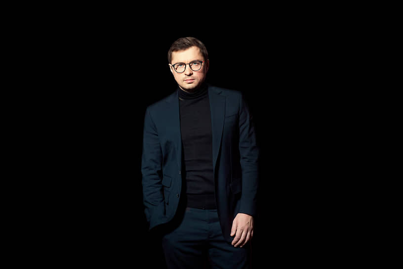 Федор Щербаков проработал в «Ленфильме» до середины февраля 2024 года, когда его обвинили в вымогательстве в особо крупном размере (п. «б» ч. 3 ст. 163 УК РФ). По версии следствия, он был куратором Telegram-каналов, которые шантажировали компроматом топ-менеджера «Ростеха» Василия Бровко (на фото). После объявления его в международный розыск Федора Щербакова из киностудии уволили