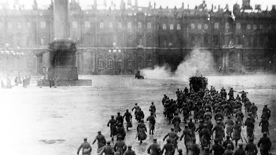 В 1920-е годы киностудия развивалась как творческое объединение, ленфильмовцы запустили Фабрику эксцентричного актера (ФЭКС) и Киноэкспериментальную мастерскую (КЭМ). Одним из ключевых проектов того времени стал агитфильм «Взятие Зимнего дворца» (реж. Константин Державин). Его снимали на Дворцовой площади в ноябре 1920 года, а в массовке приняло участие несколько тысяч человек