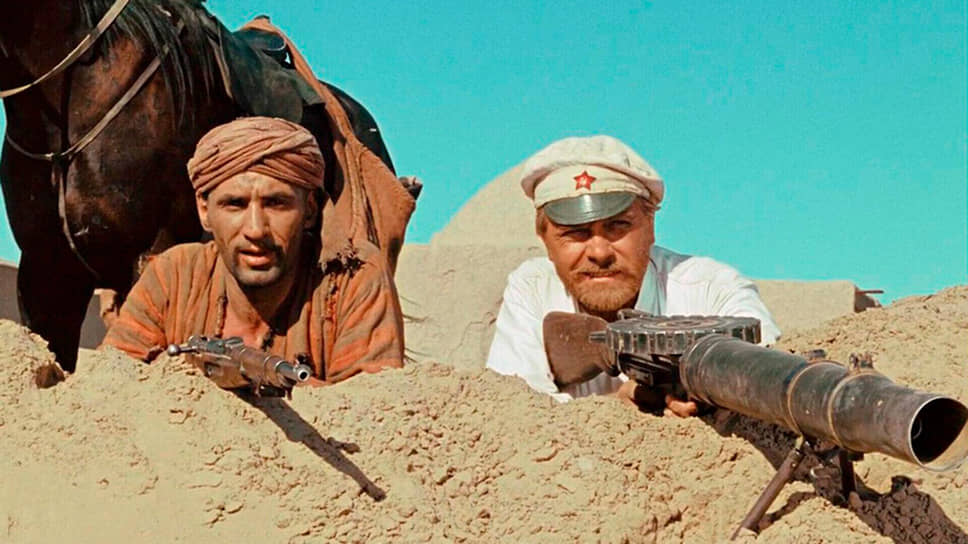 Во второй половине 1960-х годов на волне популярности фильмов о «Неуловимых мстителях» киношники начали снимать в жанре истерн. Проект должны вести Андрей Кончаловский и Фридрих Горенштейн, но их сценарий не устроил «Ленфильм» и за дело взялся Валентин Ежов, а за сценарий отвечал Рустам Ибрагимбеков, которого все считали знатоком Востока. «Скрыв, что никогда в жизни не был в Средней Азии и в революционных событиях не участвовал, я обещал поделиться своим восточным опытом»,— вспоминал потом Ибрагимбеков. Однако, когда производство закончилось, «Белое солнце пустыни» не прошло цензуру. Фильм так бы и остался лежать на полке, если бы его случайно не показали секретарю ЦК КПСС Леониду Брежневу, которому картина очень понравилась. В 1970 году премьера прошла в кинотеатрах по всей стране