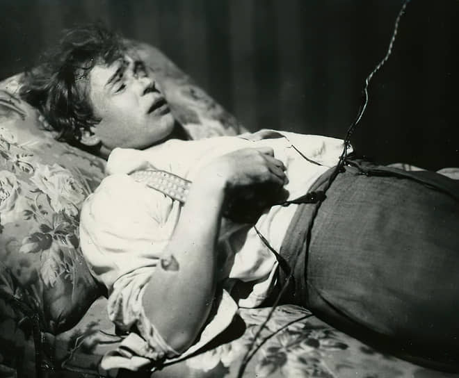 Сергей Есенин в номере 5 гостиницы «Англетер» через пять часов после смерти 28 декабря 1925 года