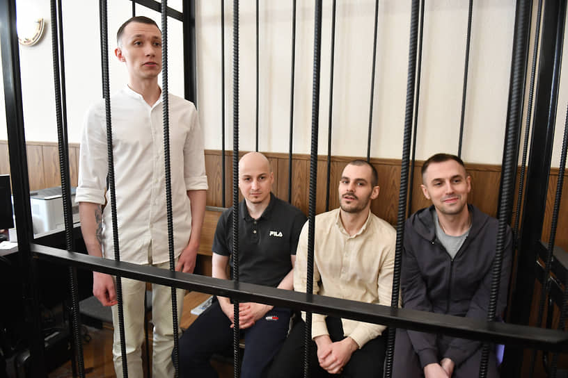 Судебное заседание в Дзержинском районном суде в отношении хакеров из группы REvil. Слева направо Андрей Бессонов, Роман Муромский, Михаил Головачук, Дмитрий Коротаев во время заседания