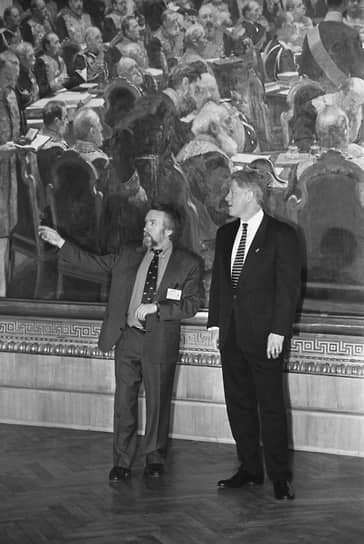 В апреле 1996 года президент США Билл Клинтон совершил неофициальный однодневный визит в Петербург. Во время прогулки по Русскому музею он надолго задержался перед монументальной картиной «Торжественное заседание Государственного совета»
