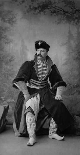 1903 год. Великий князь Георгий Михайлович, первый августейший управляющий музеем, на костюмированном балу. Член царской фамилии 22 года безвозмездно служил в этой должности, имея право на личный доклад государю императору Николаю II. Принимал участие в создании музейной коллекции живописи и скульптуры. Известен как выдающийся нумизмат, автор трудов по нумизматике (в 1909 году передал в дар Русскому музею коллекцию монет)