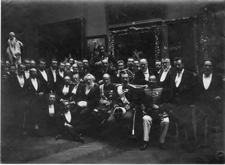 Открытие музея 19 марта 1898 года. В. П. Верещагин, Л. Н. Бенуа, К. Е. Маковский, Л. С. Бакст, П. А. Брюллов, А. И. Куинджи и другие. К подготовке к открытию привлекли графа Дмитрия Толстого, художника Александра Бенуа и пейзажиста Павла Брюллова. Первая экспозиция охватывала 37 залов: 21 — на первом этаже и 16 — на втором. Изначальная коллекция живописи, скульптуры, графики и прикладного искусства состояла всего из примерно 1,5 тыс. произведений, а собрание христианских древностей включало около 5 тыс. экспонатов
