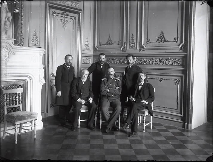 1890-е. Совет музея. М. П. Боткин, августейший управляющий великий князь Г. М. Романов, архитектор В. Ф. Свиньин, А. А. Тевяшов, хранитель художественного отдела Н. Бенуа, хранитель художественного отдела П. А. Брюллов. Совет Русского музея принимал решения о его дальнейшей деятельности, определял основные цели и задачи. К примеру, на одном из заседаний Совета музея в 1897 году решили провести фотографирование всех картин и других предметов коллекции
