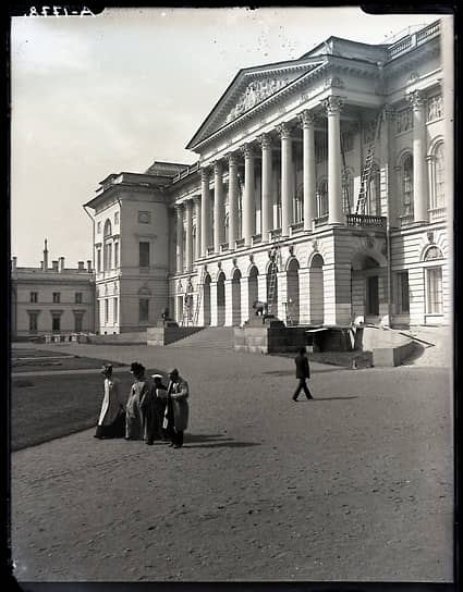 1900-е. В начале XX века архитектор Василий Свиньин полностью перестроил восточный флигель Михайловского дворца под размещение Этнографического музея. В результате объект переделали в самостоятельное здание с порталом в центре, а дворцовый комплекс утратил прежнюю симметрию  
