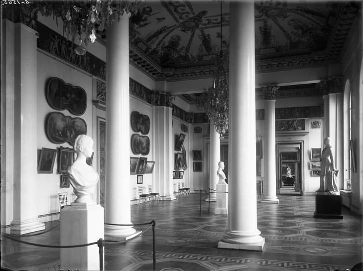 1900-е. В Белоколонном зале сохранилась почти вся первоначальная обстановка. Настенные росписи, мебель, светильники, цветные плашки наборного паркета изготовили специально для Русского музея по эскизам Карла Росси
