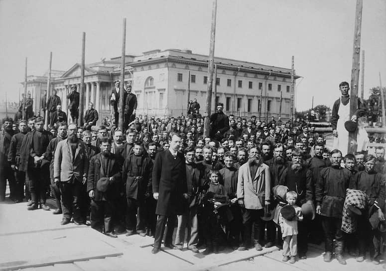1905 год. Закладка здания Этнографического отдела при Музее Александра III. Разделения обоих учреждений сначала не предполагалось, но растущая коллекция Русского музея повлияла на эти планы. Только в довоенные годы в нем насчитывалось более 166 тыс. предметов искусства, и, чтобы разместить экспонаты, пришлось разделить направления
