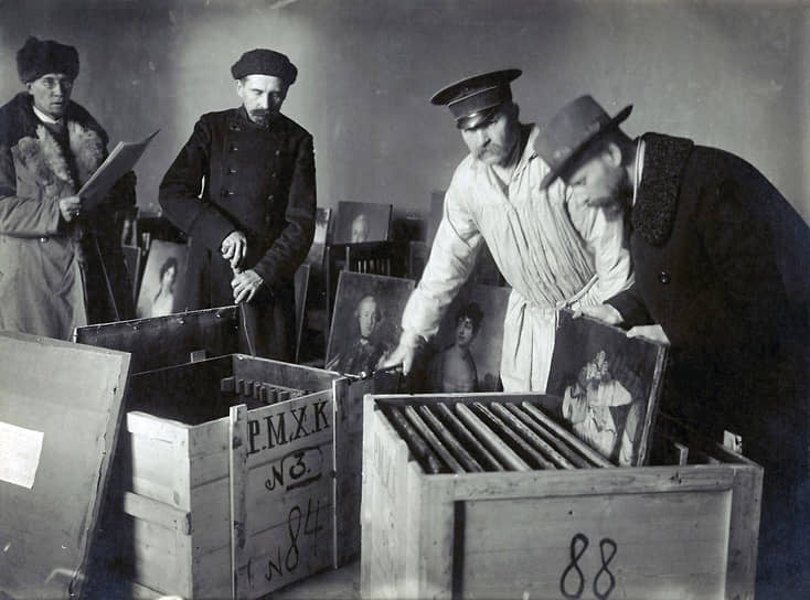 1920 год. Раскрытие ящиков с картинами, вернувшимися из Москвы после эвакуации во время Гражданской войны. Справа — хранитель художественного отдела П. И. Нерадовский